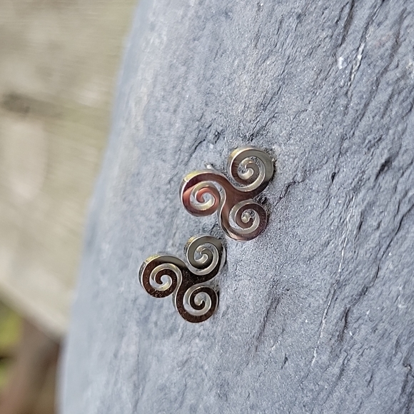 Curlique Stud Earrings, unisex - Picture 6 of 6